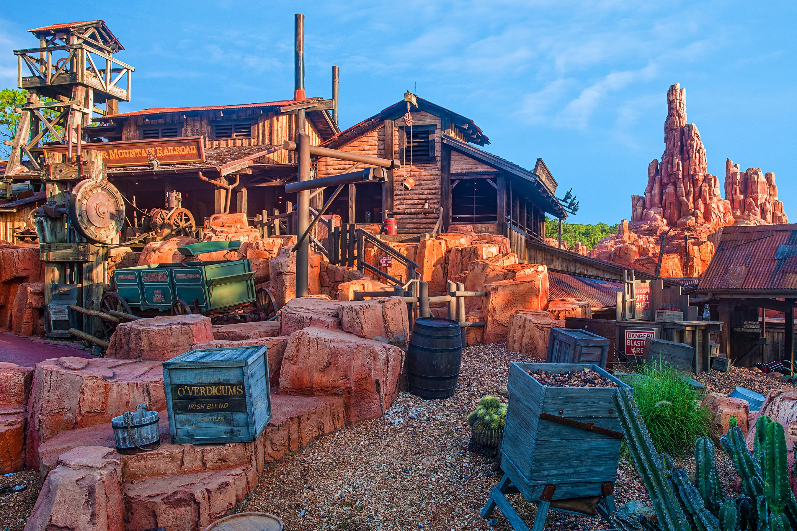 Thunder mountain. Диснейленд в Париже Frontierland. Диснейленд Париж дикий Запад. Приграничная Страна Диснейленд. Большая гора Диснейленд.